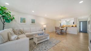 Walkable to Beach, Restaurants, Entertainment!