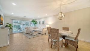 Walkable to Beach, Restaurants, Entertainment!