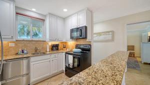 Walkable to Beach, Restaurants, Entertainment!