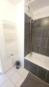 Appartements Cosy carre Haussmann, stade de franc, C D G, Paris : photos des chambres