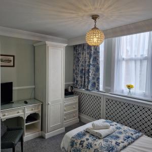 Single Room room in St Margarets Hotel