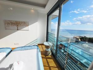 Dios Ponte Finikoudes Beachfront