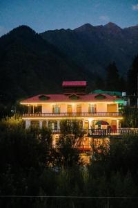 LIGHTWORKERS Hostel & Cafe