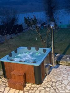 Pensiunea La Rose-lângă lac cu ponton