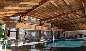 Beau studio avec piscine et terrasse à Crans Montana