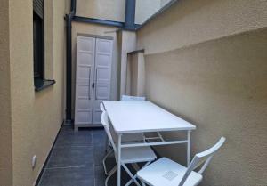 TwinArt 2 adjacent recent apartments hosting up to 8 guests for work and living