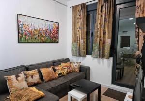 TwinArt 2 adjacent recent apartments hosting up to 8 guests for work and living