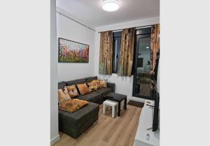 TwinArt 2 adjacent recent apartments hosting up to 8 guests for work and living