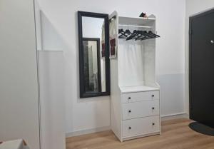 TwinArt 2 adjacent recent apartments hosting up to 8 guests for work and living