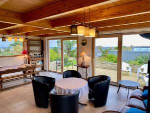 House with sea view and large garden for 8 people