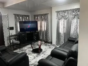 Modern 3 Bedroom Home In Gated Community - 乔治敦