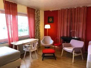 Rote Etage, Fränkisches Design, Süd-Balkon in nur 50 Schritten zum Radweg, ideal for Long Stay, Relocation - Kitzingen