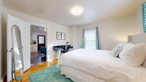 Sunny Riverside Apt Near MIT, Harvard & Red Line