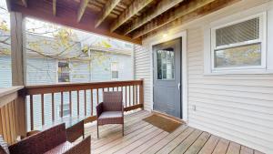 Sunny Riverside Apt Near MIT, Harvard & Red Line