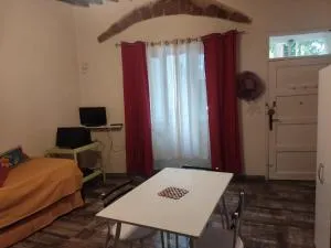 Studio centre ancien - Fontienne