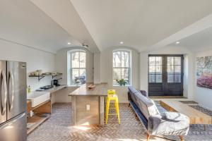 Walk to Waterfront Chic Hudson Valley Garden Apt