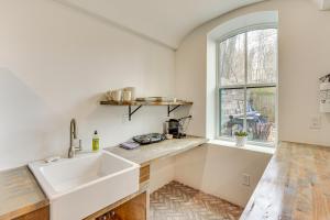 Walk to Waterfront Chic Hudson Valley Garden Apt