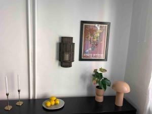 Central and Hip w King Bed, 50m tram and bus, Netflix