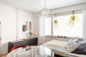 Central and Hip w King Bed, 50m tram and bus, Netflix