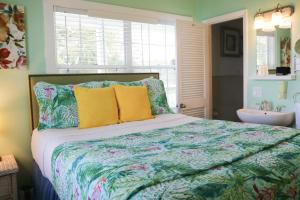Budget Double Room room in Caribbean House No Resort Fees