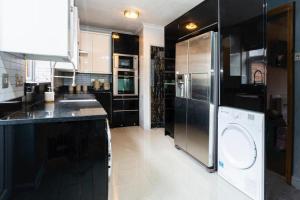 Spacious 3-BR Getaway Soak in the Private Hot Tub