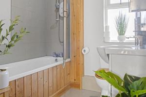 Spacious 3-BR Getaway Soak in the Private Hot Tub