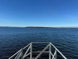 Tradstuga modern lakefront tree cottage with sauna - سانت ألبانز