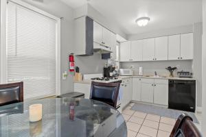 3 Bedroom Fenced Backyard Pets Welcome Sleeps 6