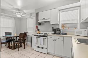 3 Bedroom Fenced Backyard Pets Welcome Sleeps 6