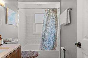 3 Bedroom Fenced Backyard Pets Welcome Sleeps 6