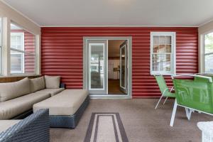 Three-Bedroom House room in Red Cottage Cute Holland cottage walk to beach