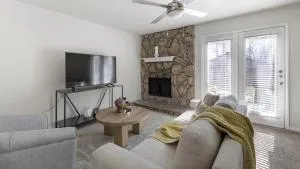 Landing at Woodhill - 1 Bedroom in Denton - 丹顿