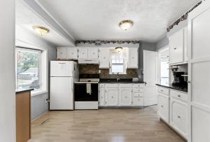 Peaceful Pastel - Cheerful Cottage Close to Pere Marquette and Muskegon Lake - Pet Friendly