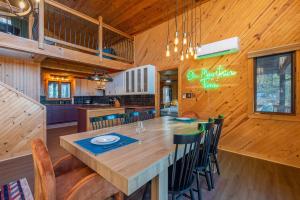 6 Br Cabin Hot Tub Fire Pit Min to Hatley Pointe