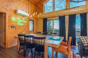 6 Br Cabin Hot Tub Fire Pit Min to Hatley Pointe