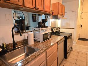 Beautiful Boho Industrial Style 2BR, Walk to Penn Station, 11 Min Hopkins, On JHU Shuttle Route, Pets OK