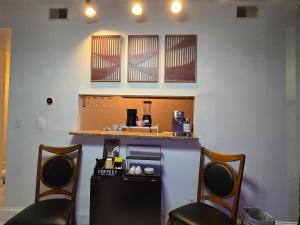 Beautiful Boho Industrial Style 2BR, Walk to Penn Station, 11 Min Hopkins, On JHU Shuttle Route, Pets OK