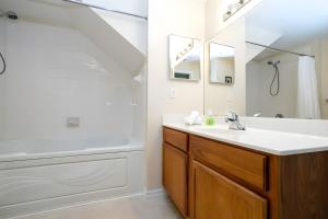 Charming 4-Bedroom Home in Venetian Bay 2208SV