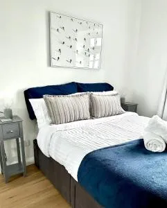 Northern Line Double Room Stay with Free Parking - 米查姆