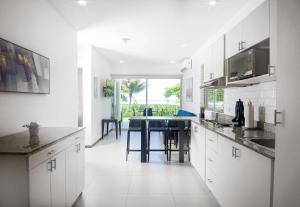 Beachfront Condo - your Oasis with pool and Wi-Fi