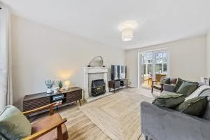 Leicester 4BR, Sleeps 9, Fast WiFi & Smart TV, M1 & M69, Garden, Long Stays Welcome - Enderby