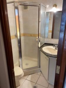 Muy cerca, a pasos de la Embajada de EEUU