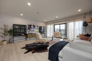 Hyve - Mahogany - Walk to Broadway