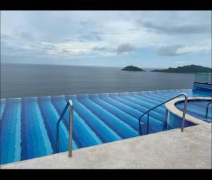 Departamento a pie de playa con alberca infinty en piso 22