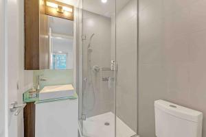 Rogers Center and CN Tower 2BR 2BTH Apt with Parking DT