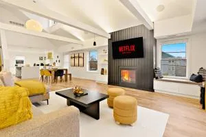 Central and Luxury 2BR Suite with Den & BBQ, Sleeps 6! - Сент-Катарінс