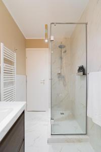 Designer 2-Bedroom Flat with Balcony & Full Amenities Steps from Piata Universitatii