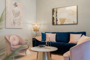 Designer 2-Bedroom Flat with Balcony & Full Amenities Steps from Piata Universitatii