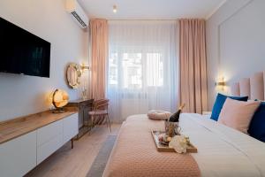 Designer 2-Bedroom Flat with Balcony & Full Amenities Steps from Piata Universitatii