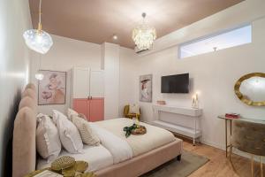 Designer 2-Bedroom Flat with Balcony & Full Amenities Steps from Piata Universitatii